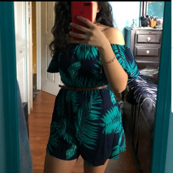 Off Shoulder Leaf Print Romper - Picture 4 of 7